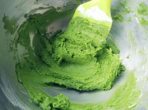 加入1/3蛋白霜，压拌至完全融合