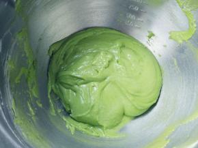 再分两次倒入剩余的蛋白霜，用切拌的方法拌匀。注意手法，避免消泡。