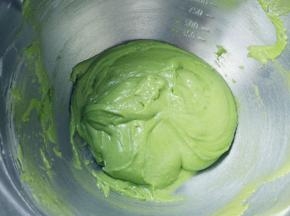 再分两次倒入剩余的蛋白霜，用切拌的方法拌匀。注意手法，避免消泡。
