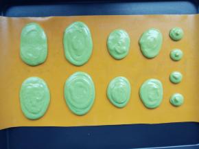 装入剪口的裱花袋中，在硅胶垫上按照纸片图案挤出合适大小