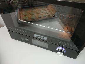 预热烤箱，上火155度，下火165度。同时将烤盘放在通风处晾皮10分钟，至表面轻按不黏手的状态