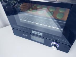 直接在烤箱中层，上火155度，下火165度，热风烤约10-12分钟，具体时间和温度要根据不同烤箱实际炉温，挤的个头大小，酌情增减