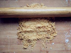 消化饼干用擀面杖擀碎，装入小盘或深碗中