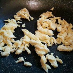 鸡蛋加盐，料酒打散，锅里放一点点底油，把鸡蛋液倒下去，用筷子划散