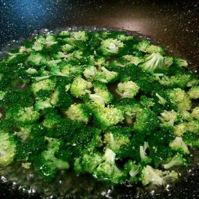 西兰花切成小朵，水开加点盐，油，放下去焯水（加盐可以让材料有点底味，加油是为了让颜色更好看。）