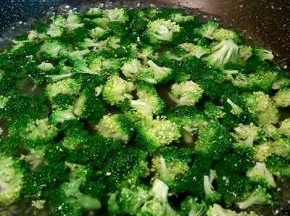 西兰花切成小朵，水开加点盐，油，放下去焯水（加盐可以让材料有点底味，加油是为了让颜色更好看。）