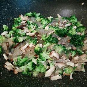 锅里放一点点油，把香菇丁，粉丝（粉丝提前泡发，切小段）西兰花一起翻炒，