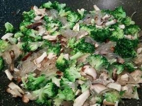 锅里放一点点油，把香菇丁，粉丝（粉丝提前泡发，切小段）西兰花一起翻炒，