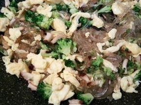 加入刚开始炒好的鸡蛋碎，放盐味精调味，