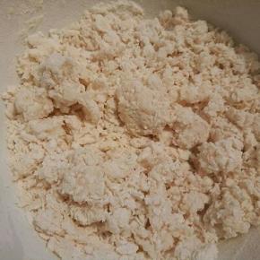  中筋面粉200克用100克开水拌成絮状。