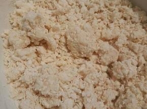  中筋面粉200克用100克开水拌成絮状。