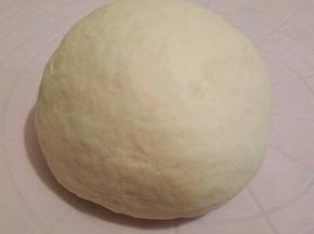  反复揉，揉成光滑的面团，盖保鲜膜醒15分钟。