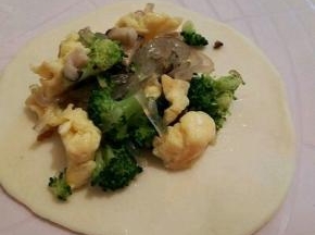 面皮擀成圆形，放馅料，