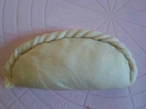  对折捏紧，包成花边，