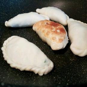   锅里放一点点油，码上西兰花鸡蛋盒子中火煎，