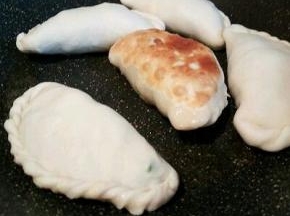   锅里放一点点油，码上西兰花鸡蛋盒子中火煎，