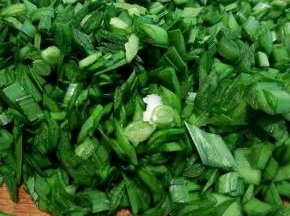 韭菜切成细末