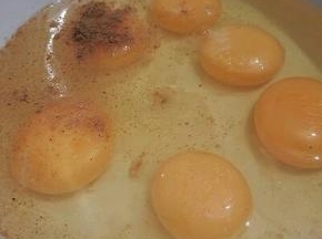  六个鸡蛋加盐，加十三香