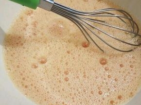  用打蛋器搅拌均匀