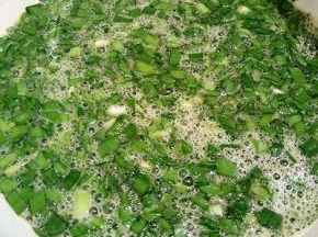  把韭菜末和鸡蛋液搅拌一起