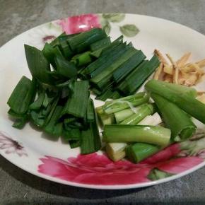 大蒜苗和生姜分别切好备用