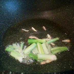 油热，下蒜苗和生姜炒香，