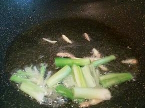 油热，下蒜苗和生姜炒香，