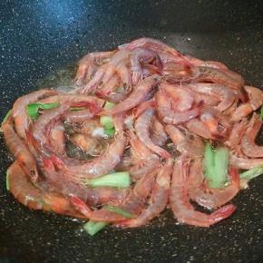  再加海虾翻炒片刻，