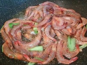  再加海虾翻炒片刻，