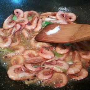 . 加盐，生抽，料酒调味，