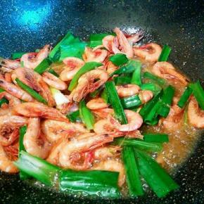 最后加大蒜苗翻炒出锅，