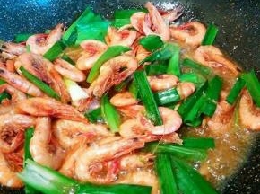 最后加大蒜苗翻炒出锅，