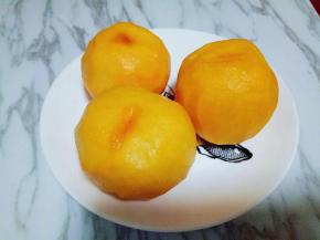 首先将桃子去皮，洗干净。