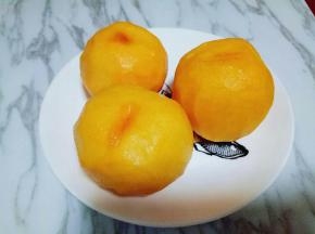 首先将桃子去皮，洗干净。