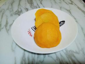 去皮的桃子一切三，去掉中间的核，贴着核切下来。