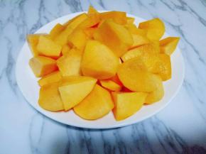 3个桃子切小块，(可以依个人照喜欢切大小)