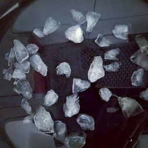 锅中加入清水，倒入冰糖，大火烧开。