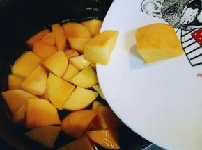烧开后将切好的桃子倒入锅中，大火煮5-8分钟即可。