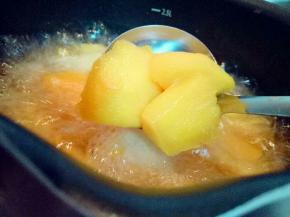 大约5分钟样子，可以了，滴几滴柠檬汁关火。