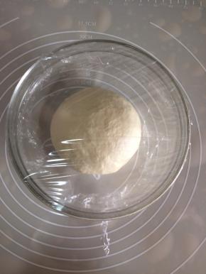 把黄油揉进面团至光滑后取出发酵