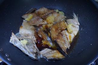 然后加入盐、胡椒粉、白砂糖、姜、白砂糖、生抽、蚝油盖上锅盖焖煎