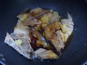 然后加入盐、胡椒粉、白砂糖、姜、白砂糖、生抽、蚝油盖上锅盖焖煎