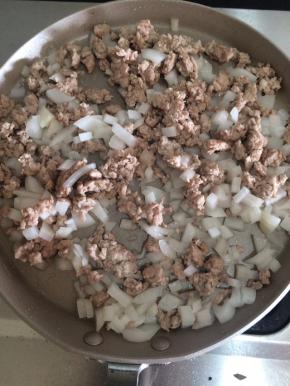 再加入洋葱炒至透明