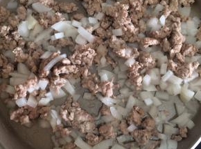 再加入洋葱炒至透明