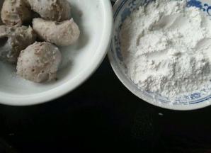 准备材料  毛竽放水里煮熟  筷子能穿透即可  趁凉剥皮