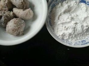 准备材料  毛竽放水里煮熟  筷子能穿透即可  趁凉剥皮