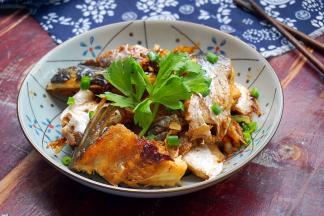 出锅后撒上葱花和芹菜叶