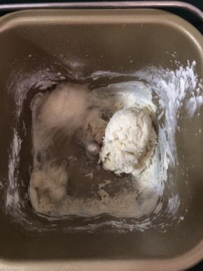 把水，面粉，盐，糖，酵母放入面包桶里，启动和面程序