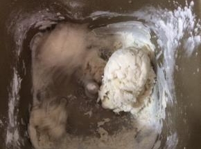 把水，面粉，盐，糖，酵母放入面包桶里，启动和面程序