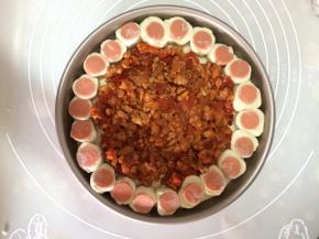 放入做好的披萨酱